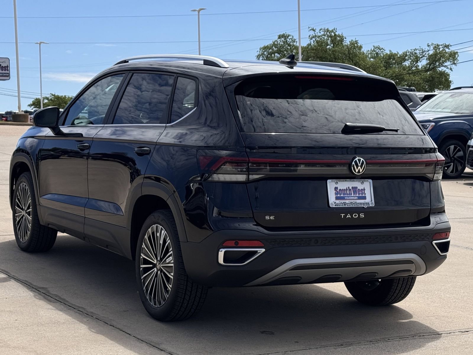 New 2026 Volkswagen Taos SE image 6