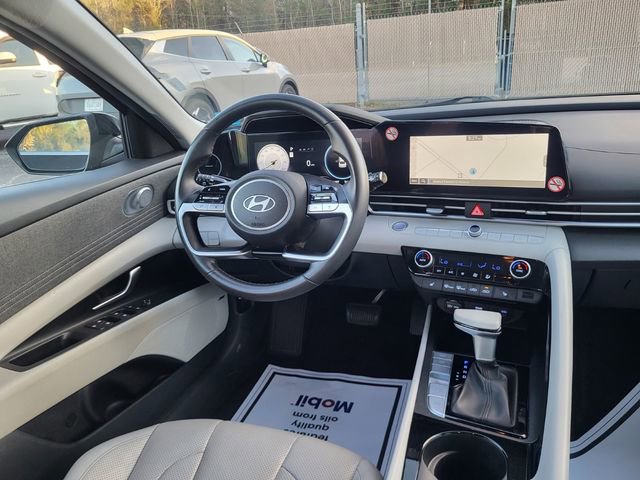 Used 2025 Hyundai Elantra Limited image 16