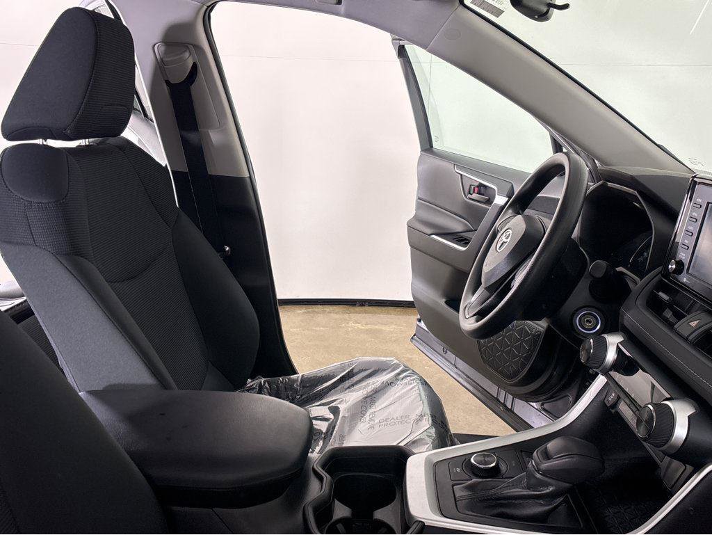 Used 2021 Toyota RAV4 LE image 6