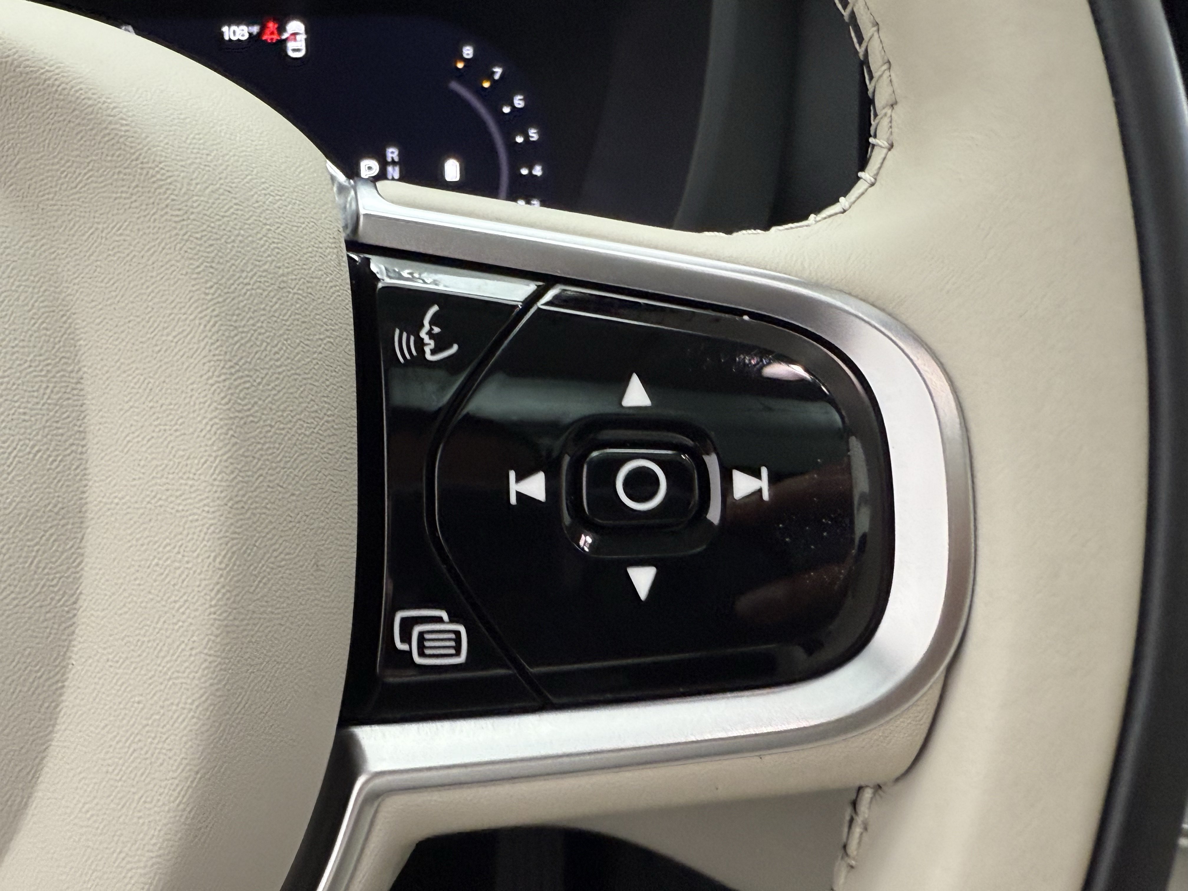Certified 2024 Volvo XC60 B5 Plus w/ Protection Package AWD/4WD image 18