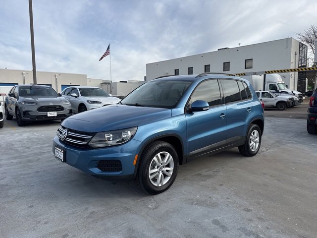 Used 2017 Volkswagen Tiguan S image 2