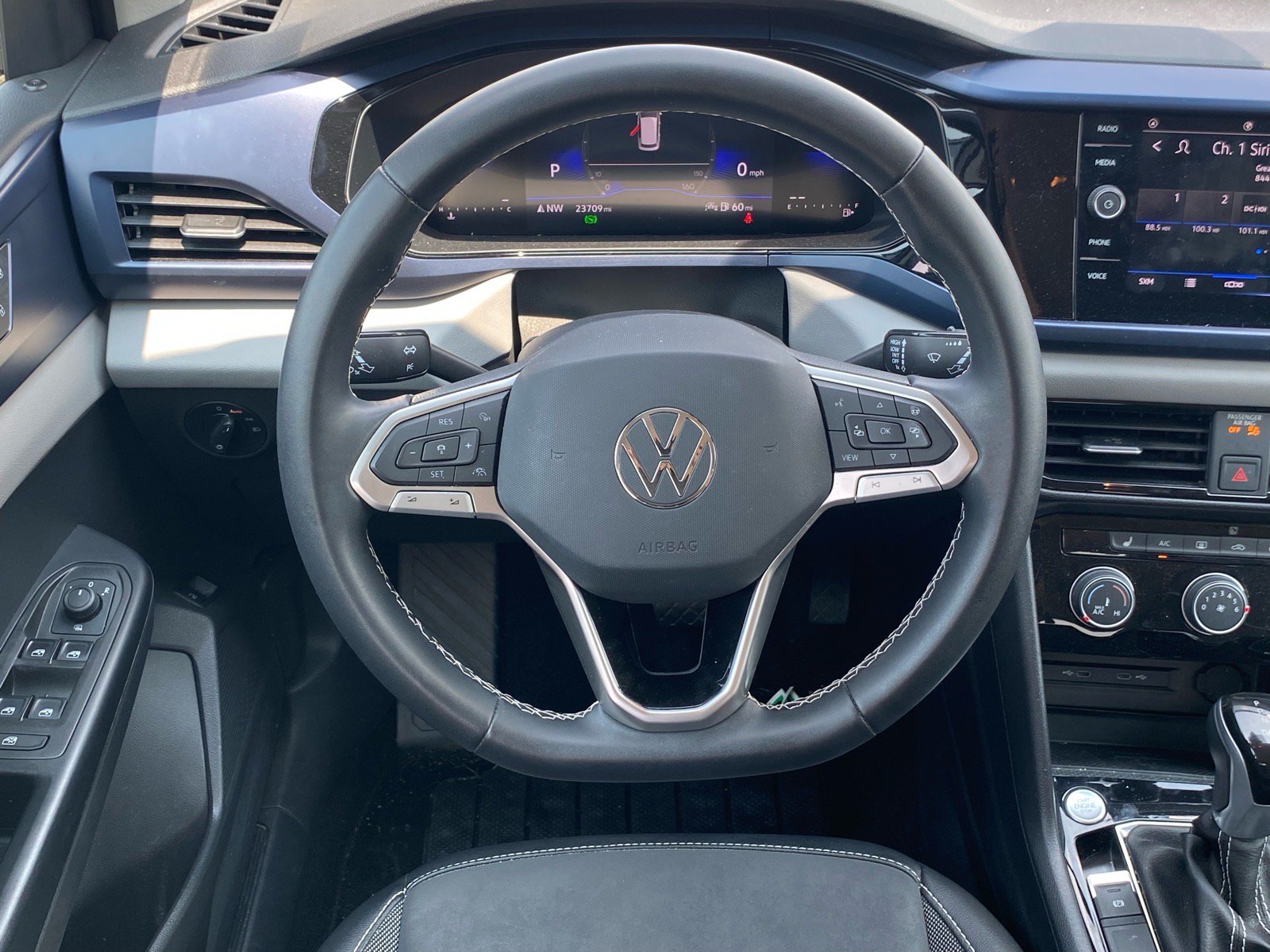 Certified 2023 Volkswagen Taos SE w/ Black Wheel Package FWD image 5