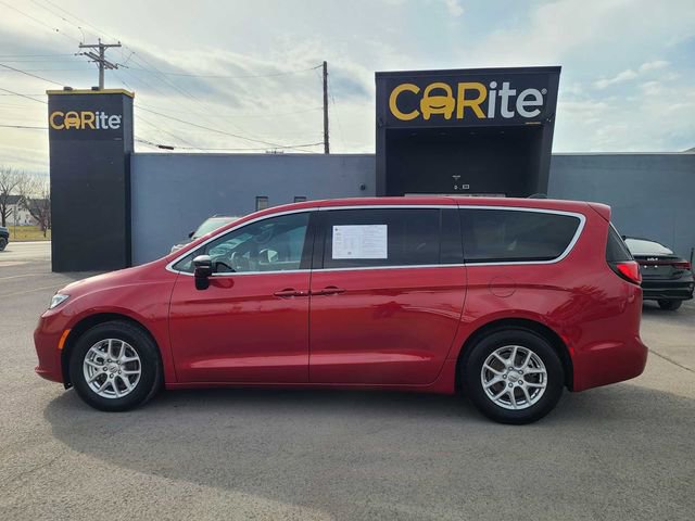 Used 2025 Chrysler Pacifica Select image 11