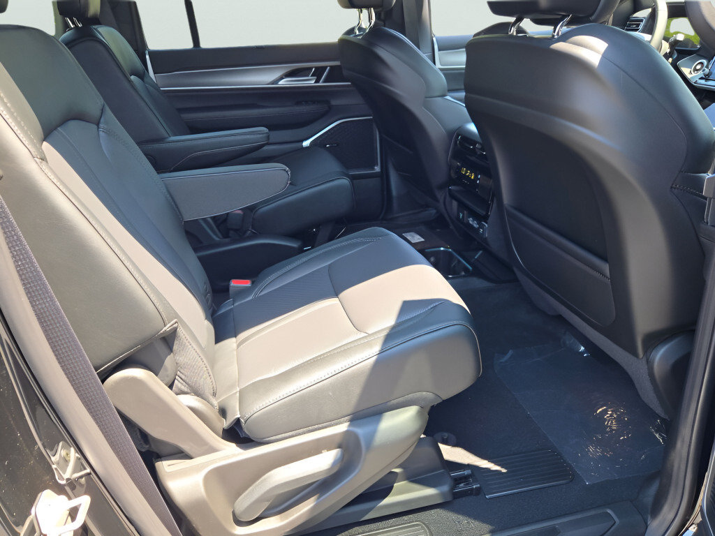 New 2026 Jeep Grand Wagoneer Limited w/ Convenience Group I AWD/4WD image 19