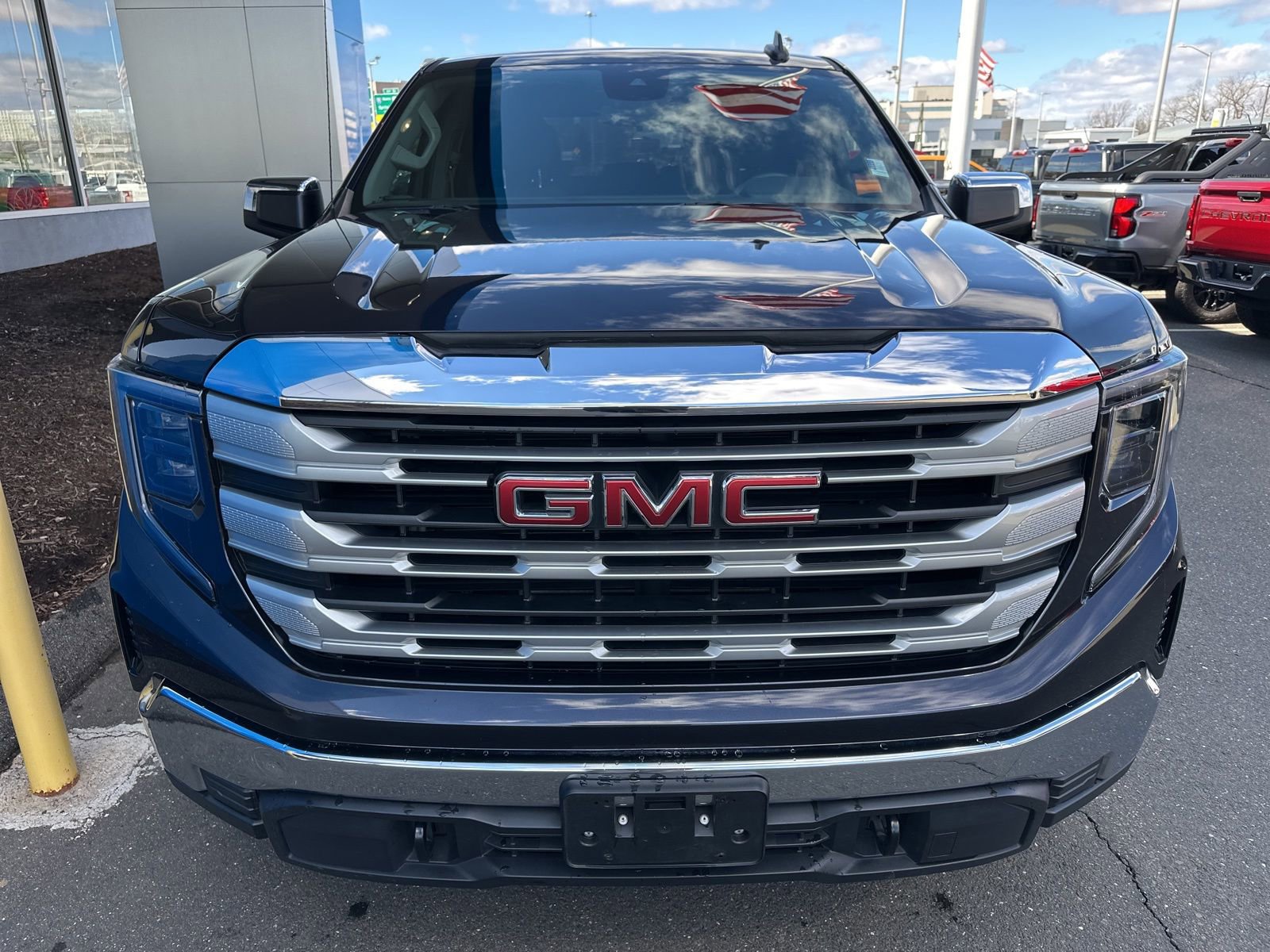 Used 2022 GMC Sierra 1500 SLE image 2