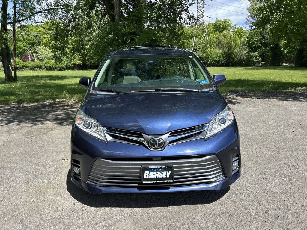 Used 2018 Toyota Sienna XLE FWD image 3