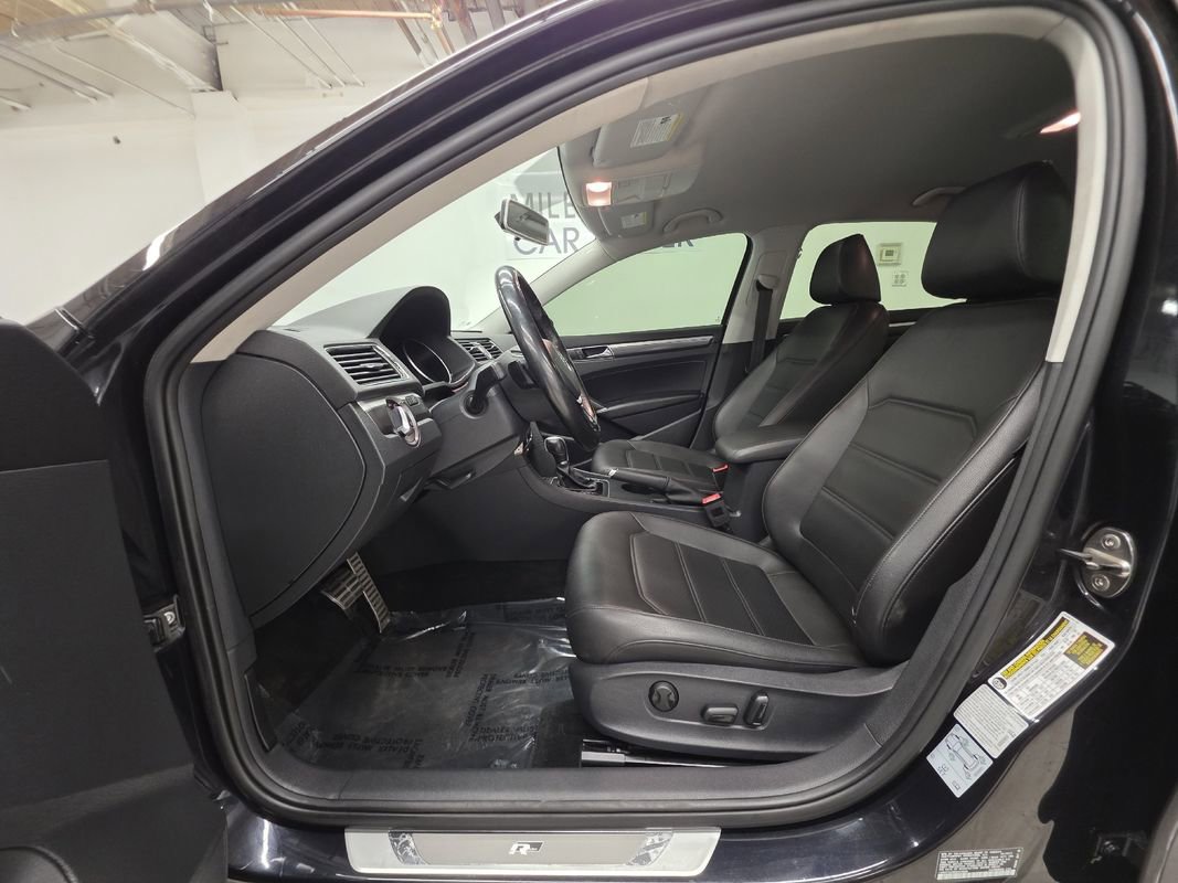 Used 2017 Volkswagen Passat 1.8T R-Line w/ R-Line Lighting Package image 8