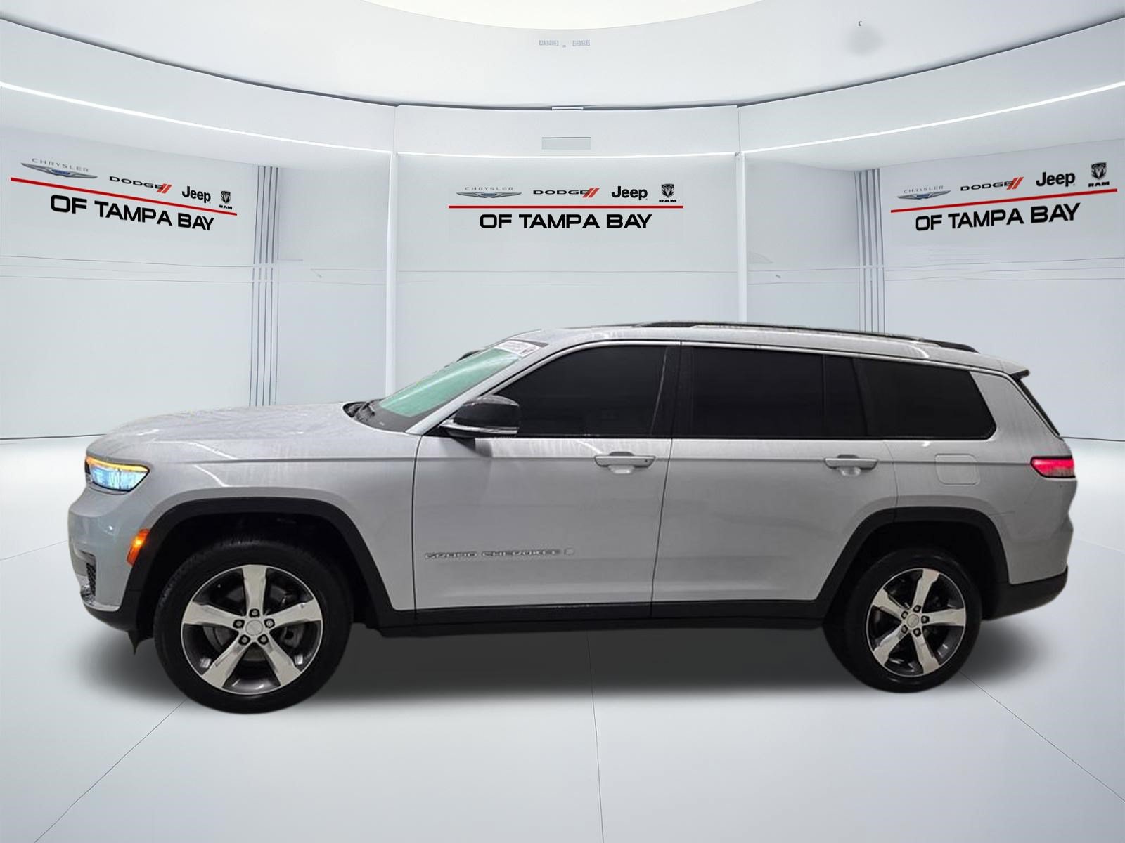 Used 2021 Jeep Grand Cherokee L Limited AWD/4WD image 3