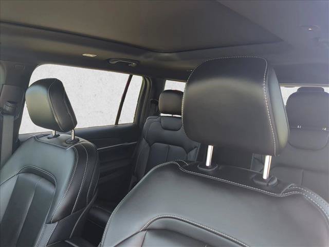 New 2025 Jeep Grand Cherokee L Limited w/ Black Appearance Package AWD/4WD image 4