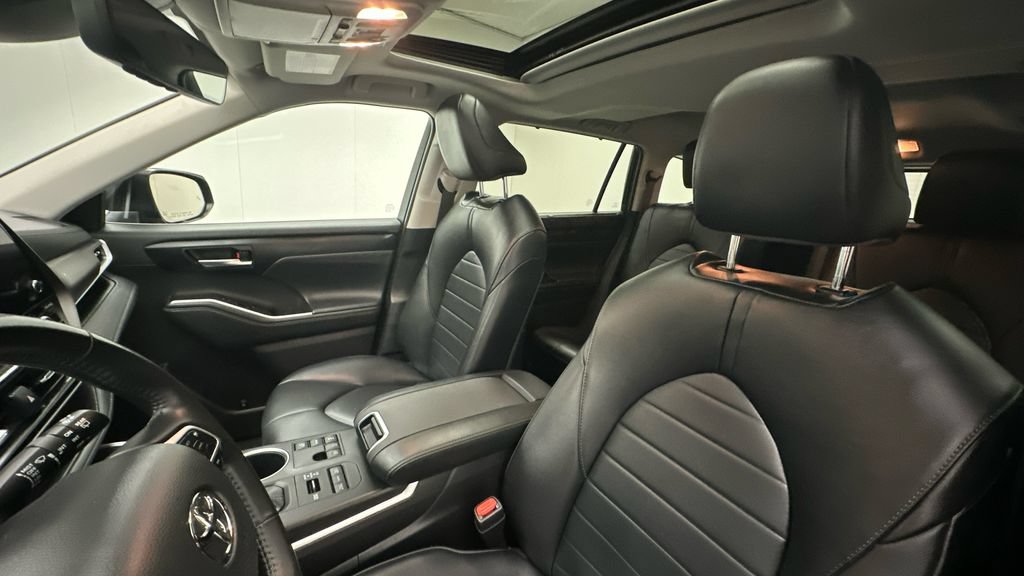 Used 2024 Toyota Highlander XLE AWD/4WD image 9