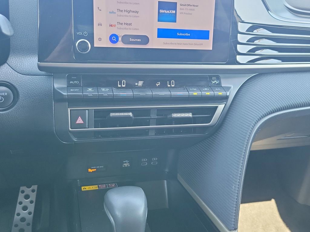 Used 2025 Toyota Camry SE image 14