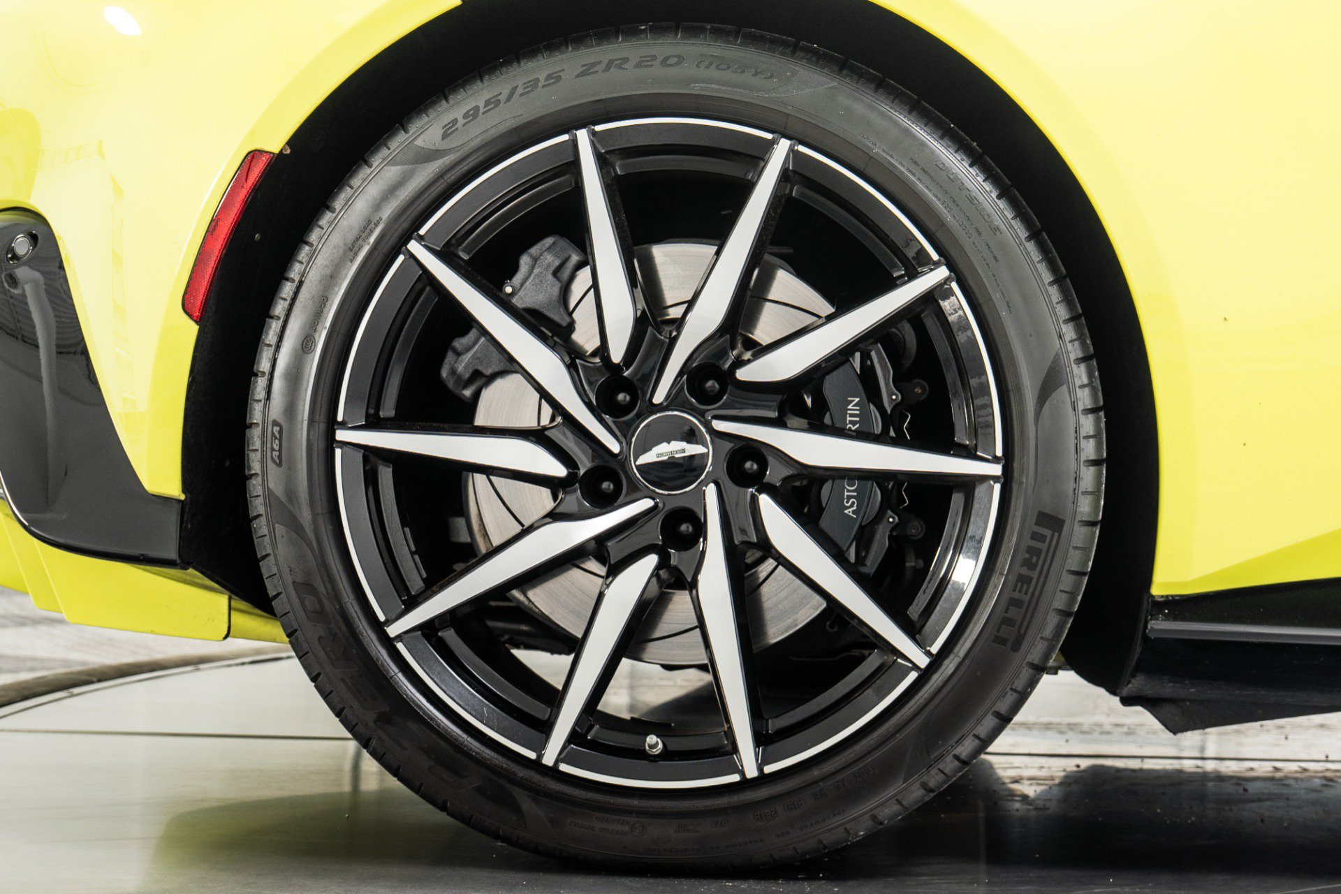 Used 2019 Aston Martin V8 Vantage Coupe RWD image 35