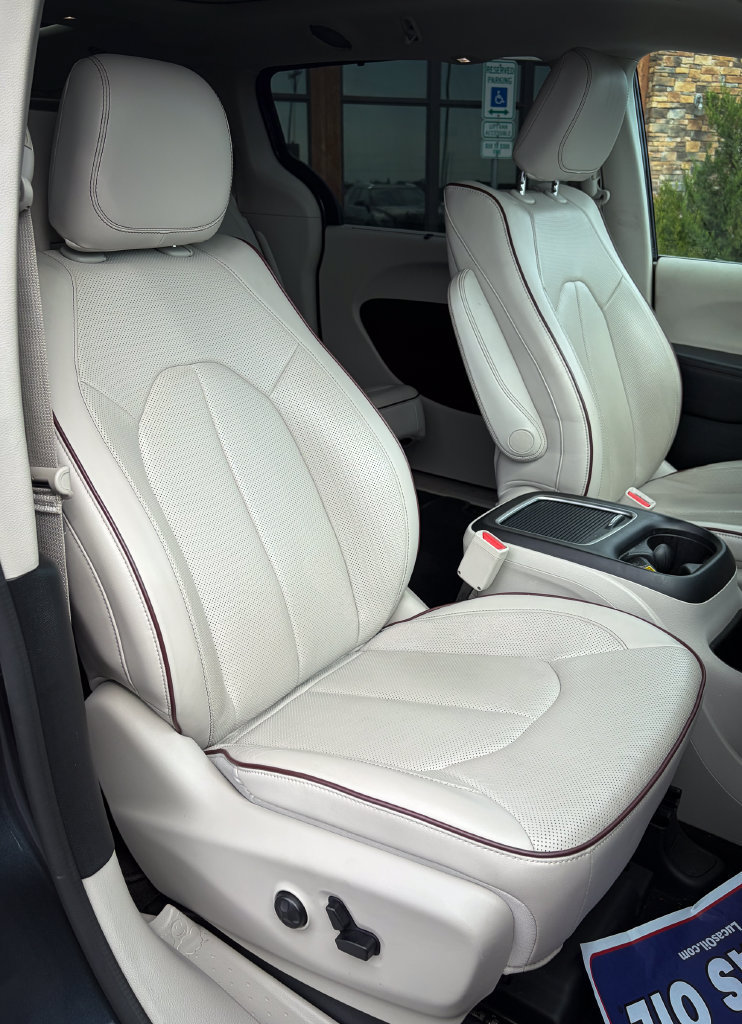 Used 2019 Chrysler Pacifica Limited w/ Tire & Wheel Group FWD image 36