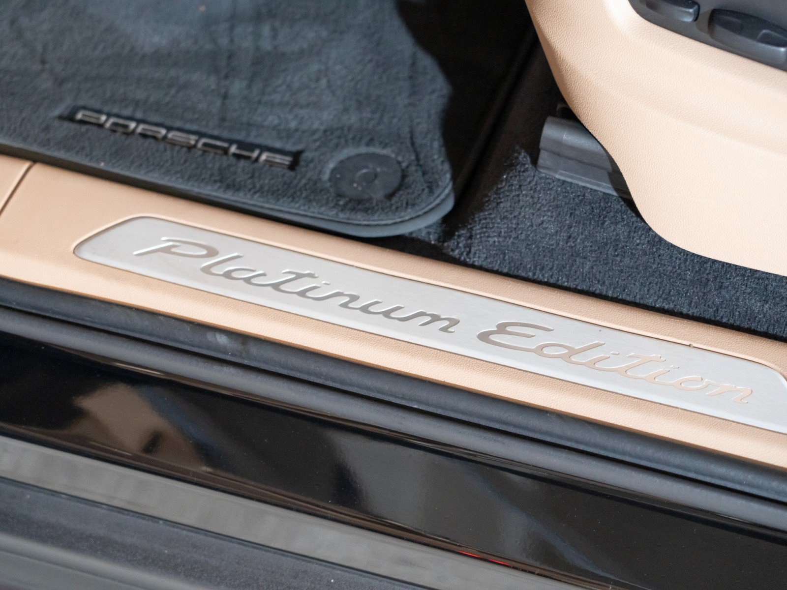 Certified 2023 Porsche Cayenne Platinum Edition AWD/4WD image 12