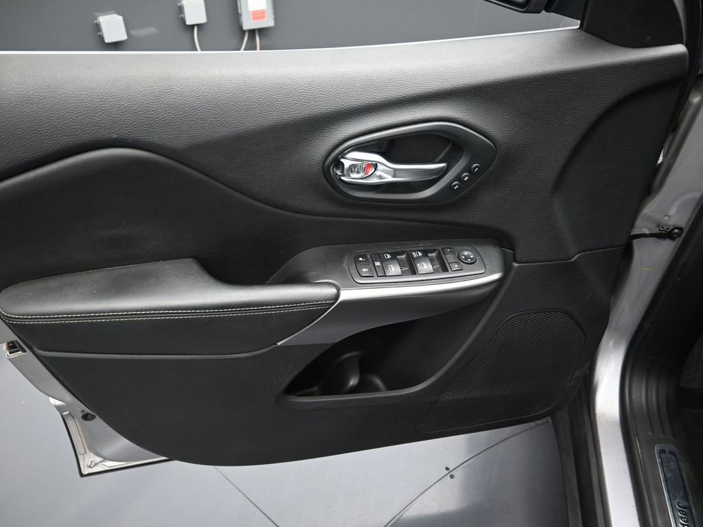 Used 2019 Jeep Cherokee Limited image 10