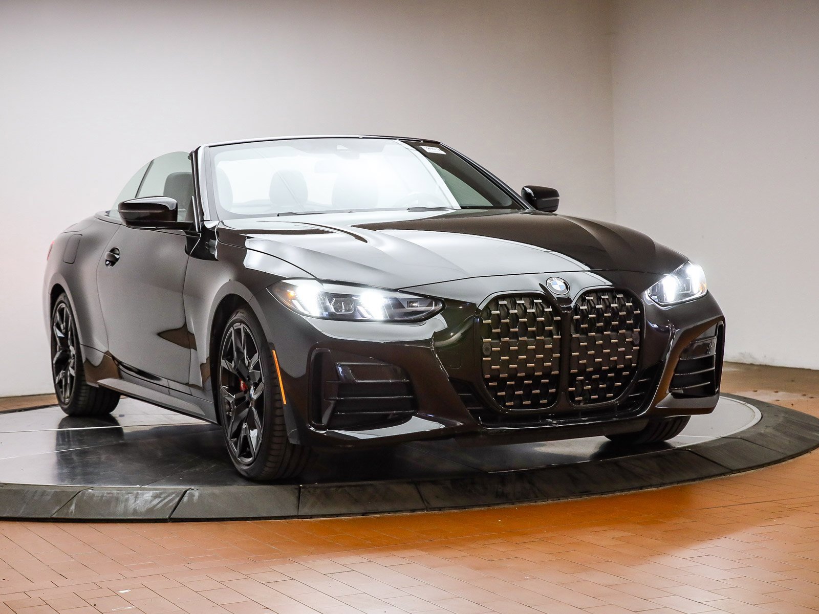 Used 2025 BMW 430i Convertible w/ M Sport Package image 3