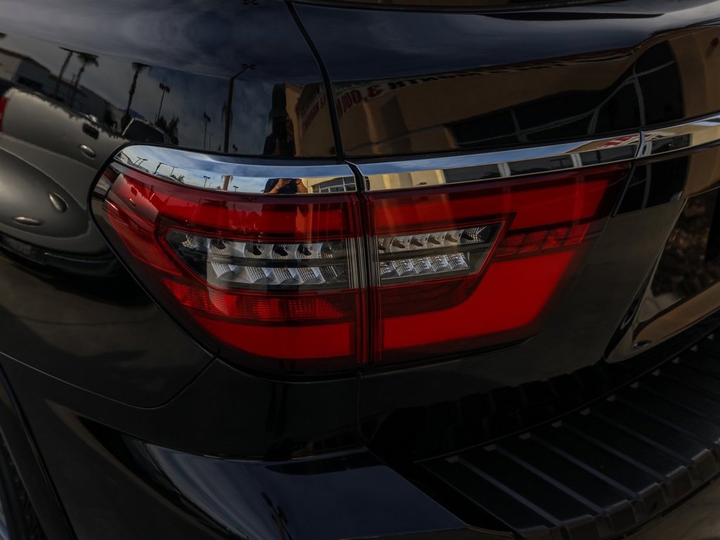 Used 2023 Nissan Armada SL w/ Captain's Chairs Package image 9