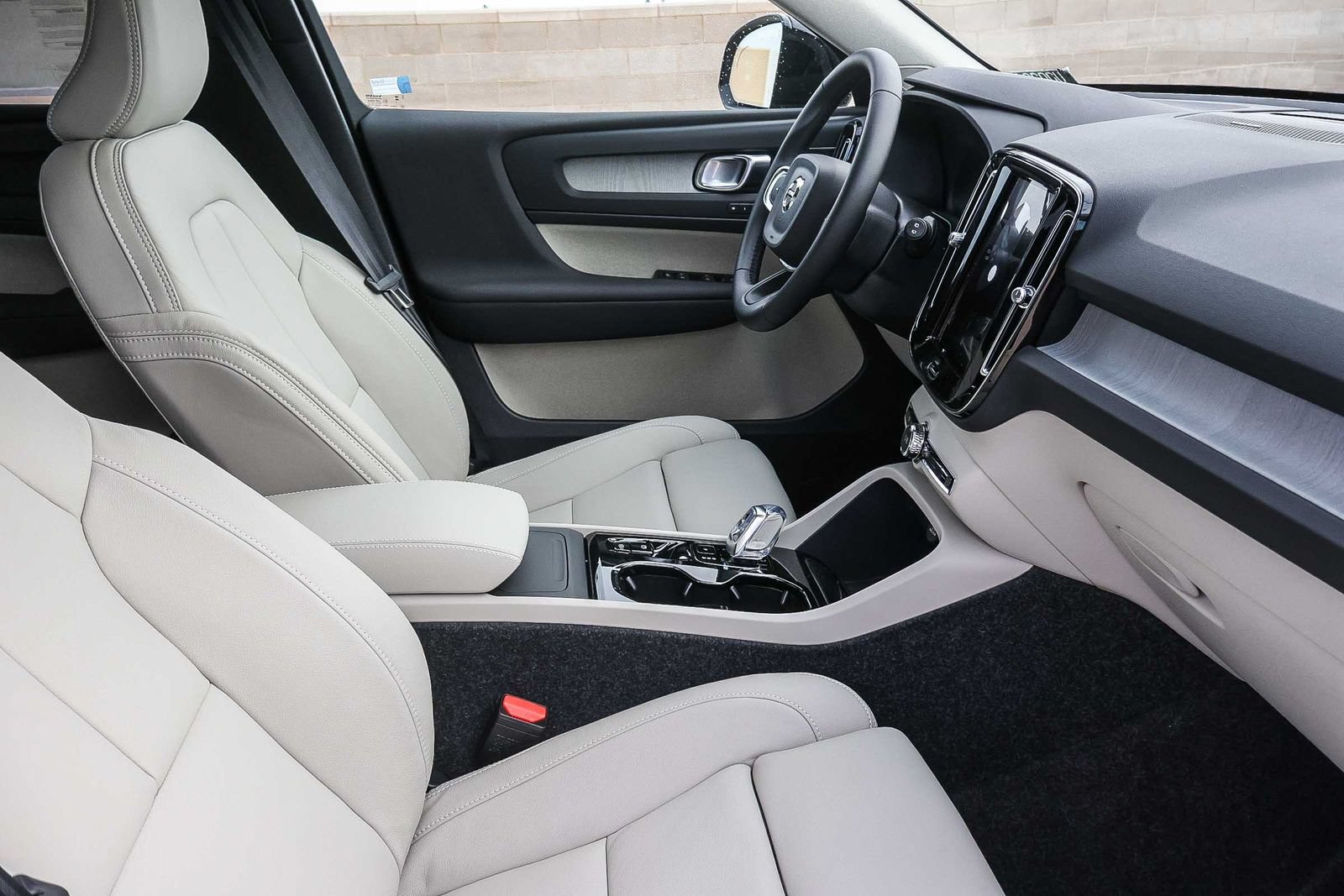New 2026 Volvo XC40 B5 Ultra w/ Climate Package AWD/4WD image 17