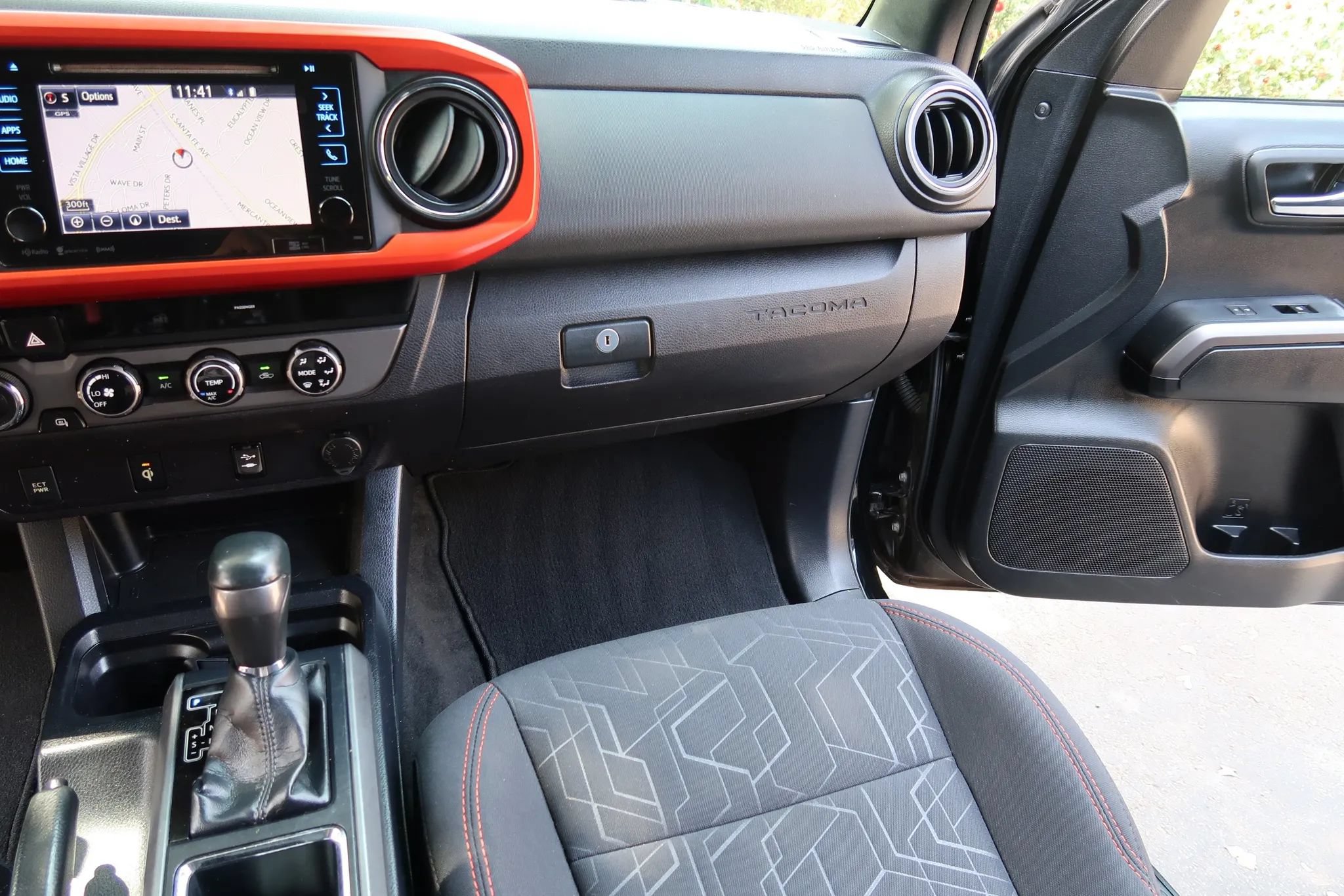 Used 2017 Toyota Tacoma TRD Sport w/ Tow Package (A/T) AWD/4WD image 30