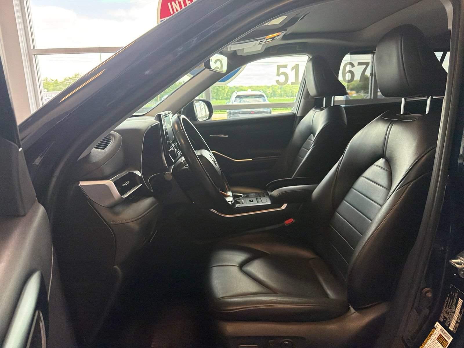 Used 2022 Toyota Highlander XLE AWD/4WD image 18