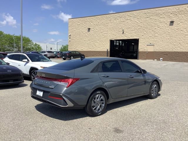 Used 2024 Hyundai Elantra Blue FWD image 5