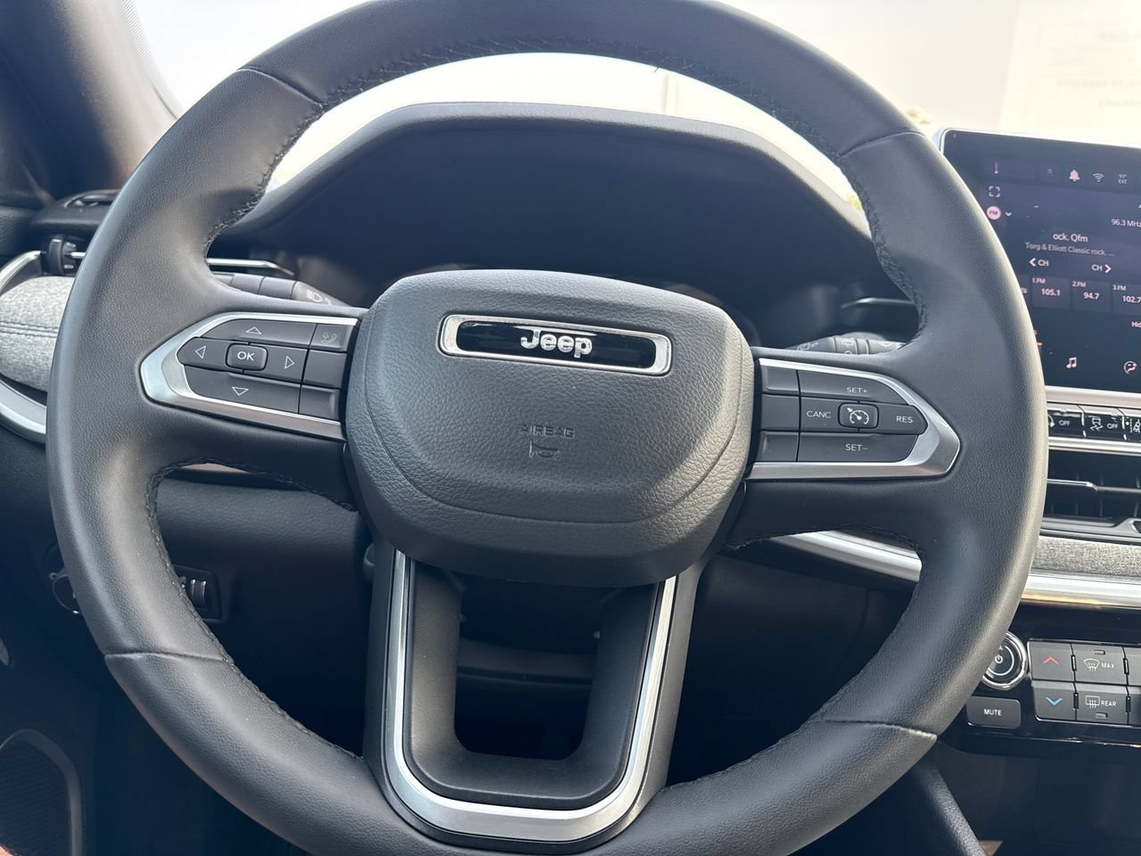 Used 2024 Jeep Compass Latitude AWD/4WD image 17