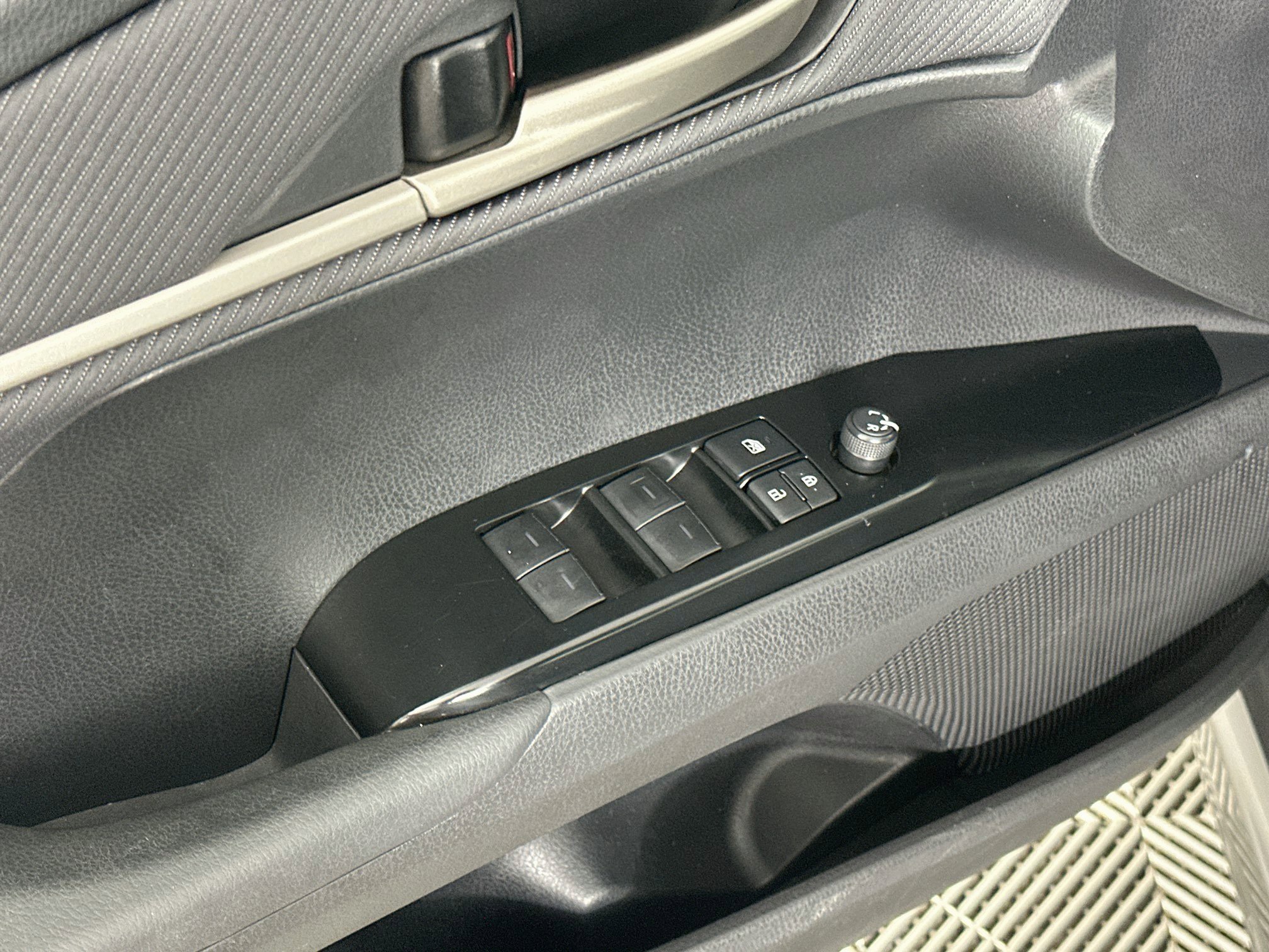Used 2025 Toyota Camry SE FWD image 15