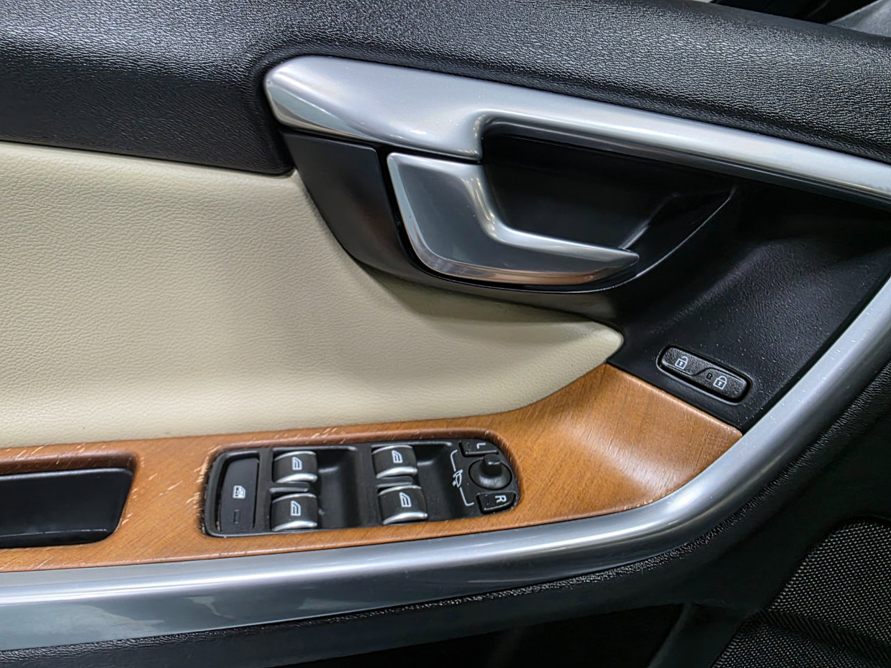 Used 2018 Volvo S60 T5 Inscription Platinum image 18