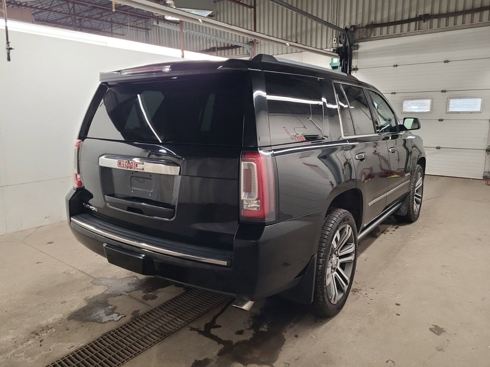 Used 2019 GMC Yukon Denali w/ Denali Ultimate Black Edition AWD/4WD image 3