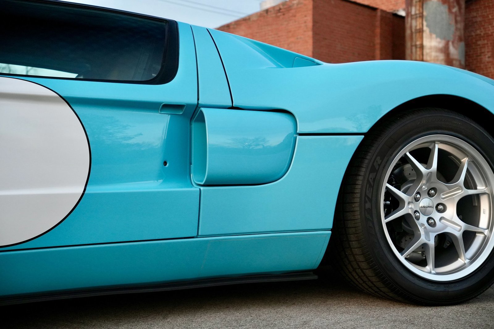 Used 2006 Ford GT image 32