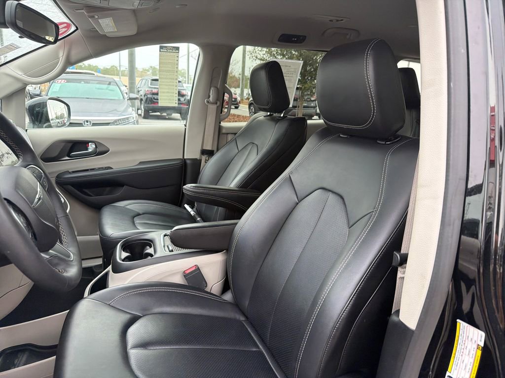 Used 2024 Chrysler Pacifica Select image 36
