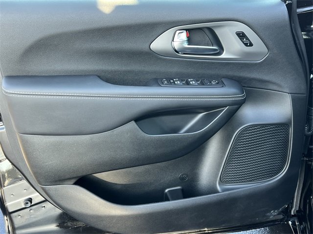 Certified 2026 Chrysler Pacifica Select w/ S Appearance Package image 17