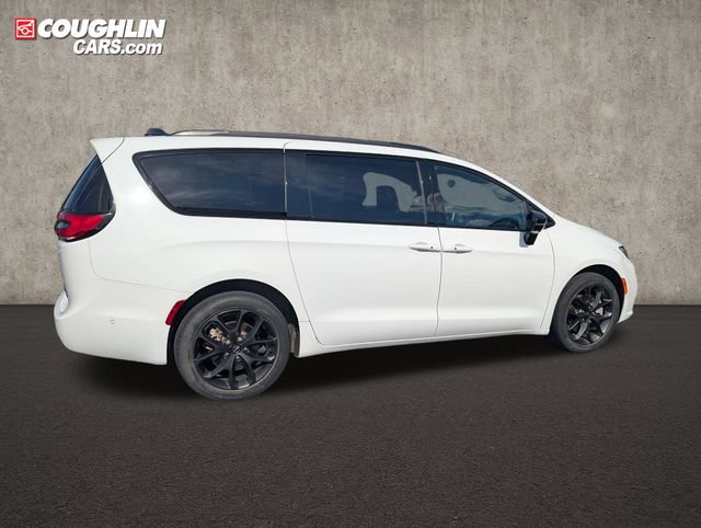 Used 2023 Chrysler Pacifica Limited w/ Uconnect Theater Family Group AWD/4WD image 8