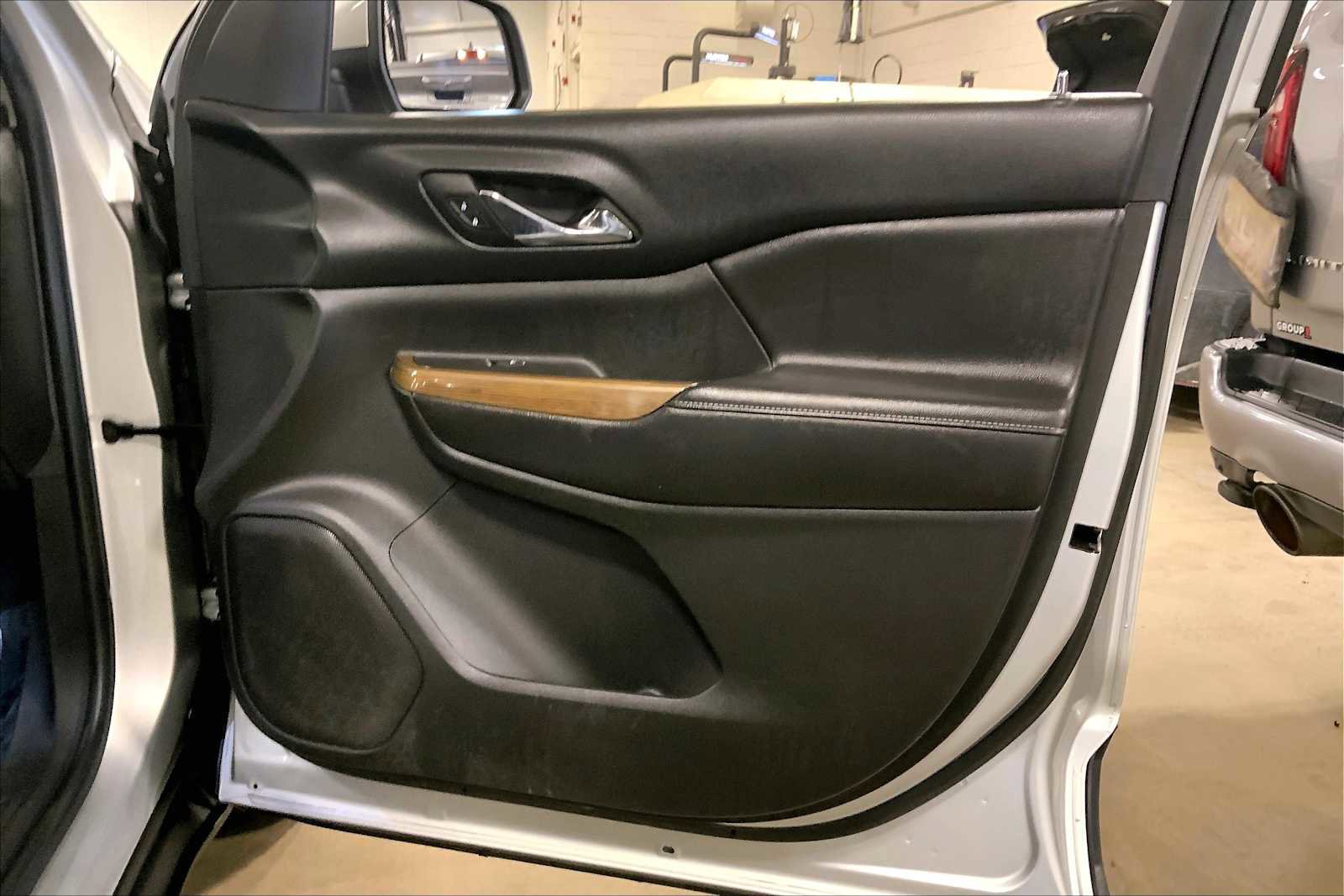 Used 2018 GMC Acadia SLE image 22