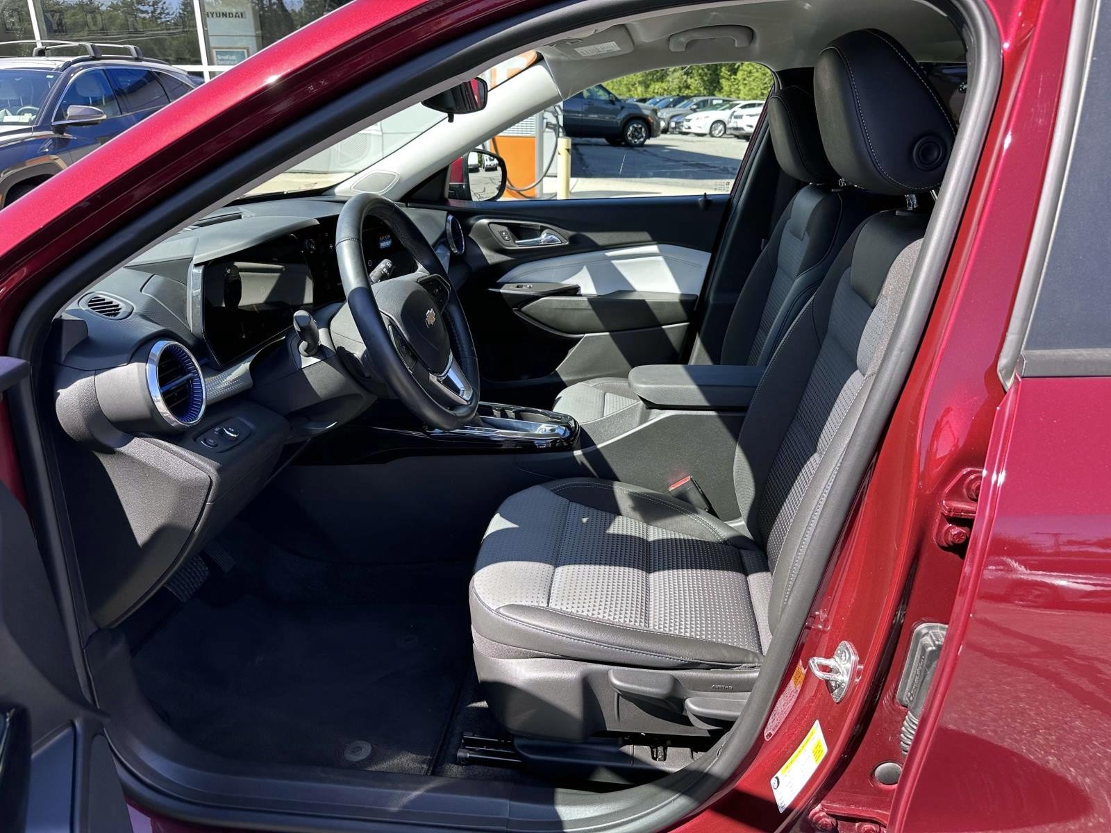 Used 2024 Chevrolet Trax LT w/ Driver Confidence Package FWD image 11