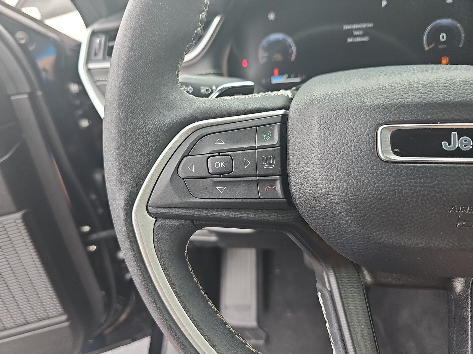 Used 2023 Jeep Grand Cherokee L Laredo RWD image 19