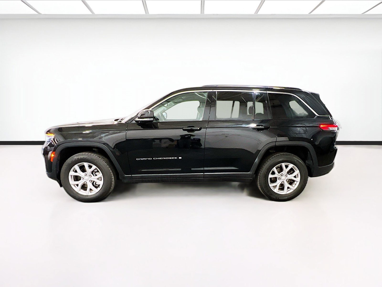 Used 2024 Jeep Grand Cherokee Limited AWD/4WD image 23