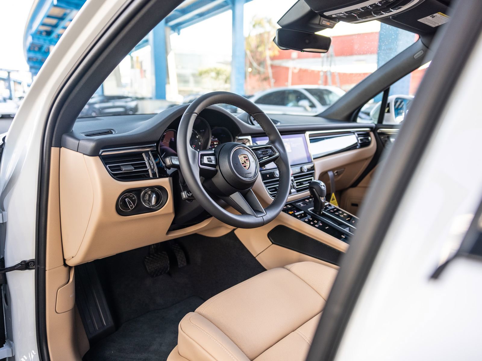 Certified 2025 Porsche Macan image 4