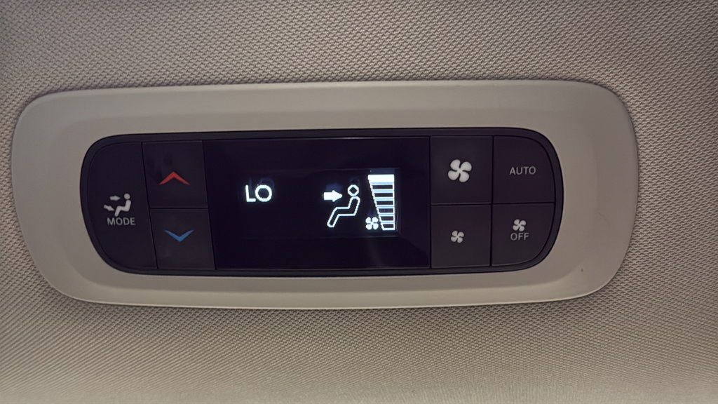 Used 2024 Chrysler Pacifica Touring-L FWD image 35