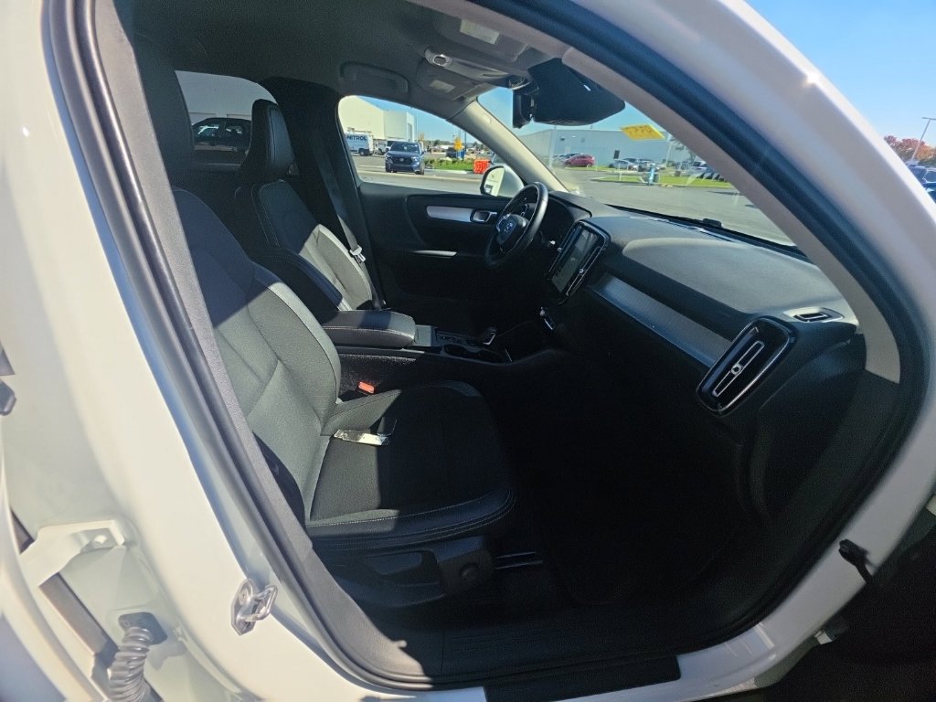 Used 2020 Volvo XC40 T4 Momentum FWD image 37
