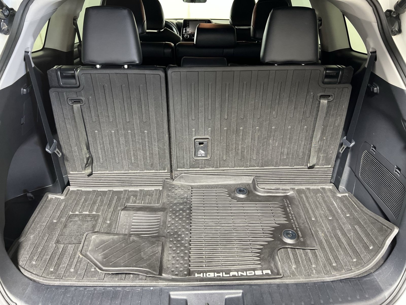 Used 2021 Toyota Highlander XLE AWD/4WD image 26