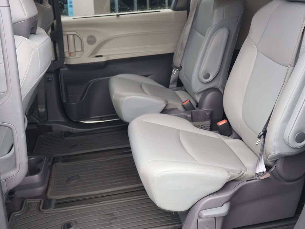 Used 2021 Toyota Sienna XLE image 27