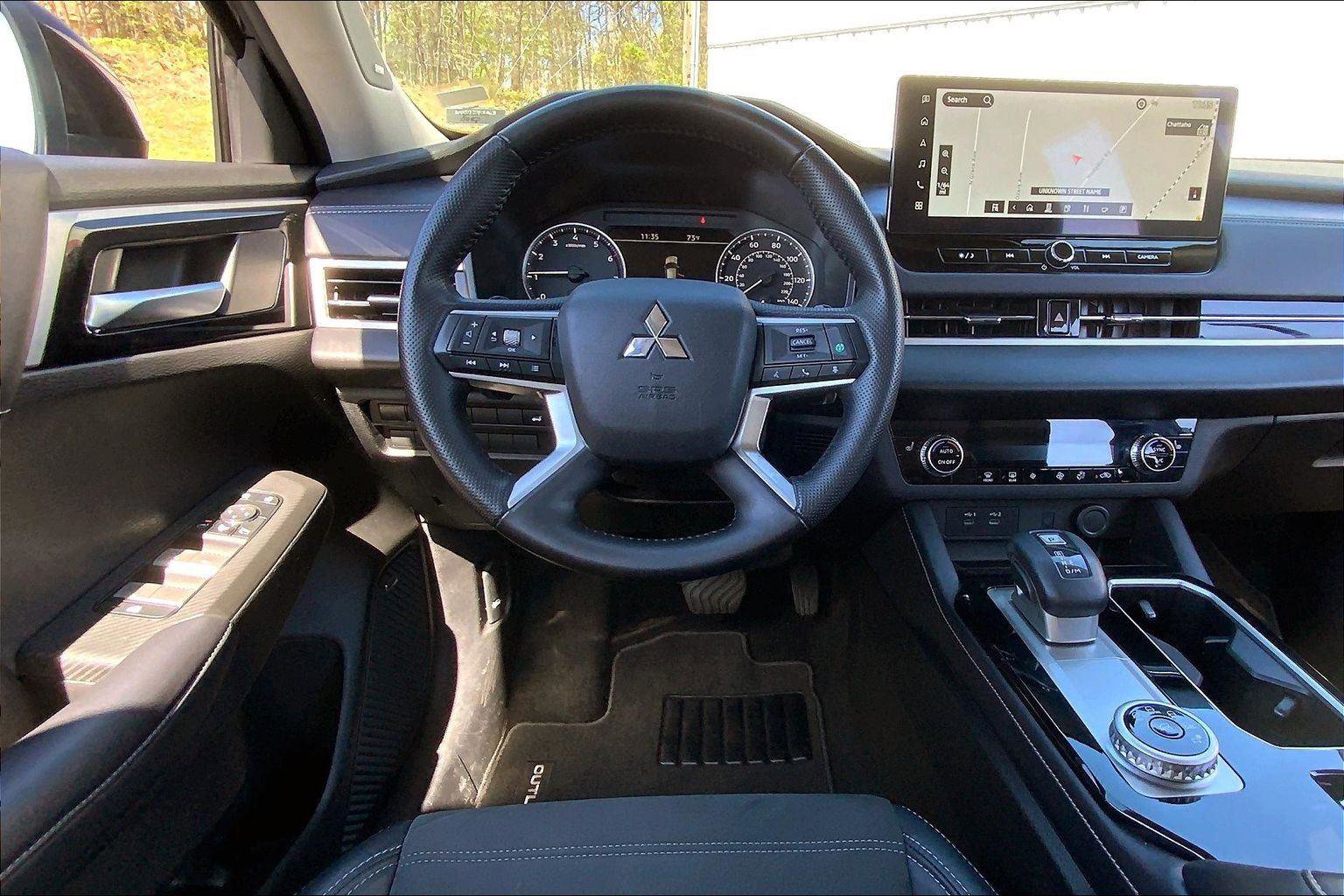 Used 2025 Mitsubishi Outlander SE image 5