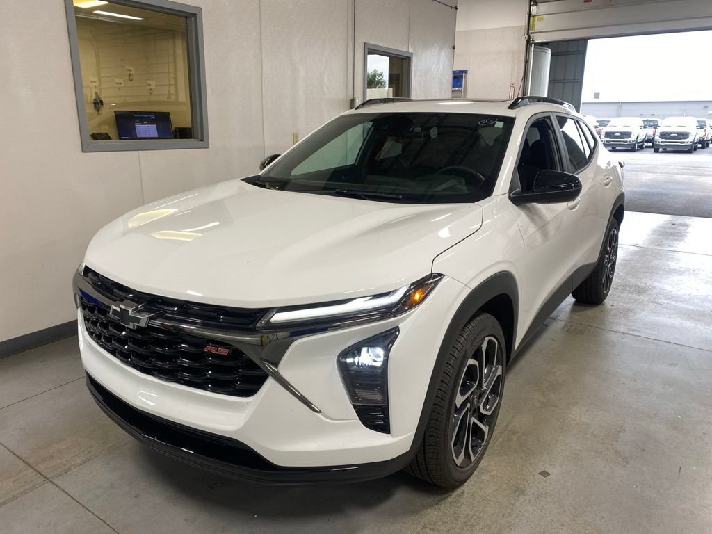 Used 2024 Chevrolet Trax RS w/ Sunroof Package FWD image 2