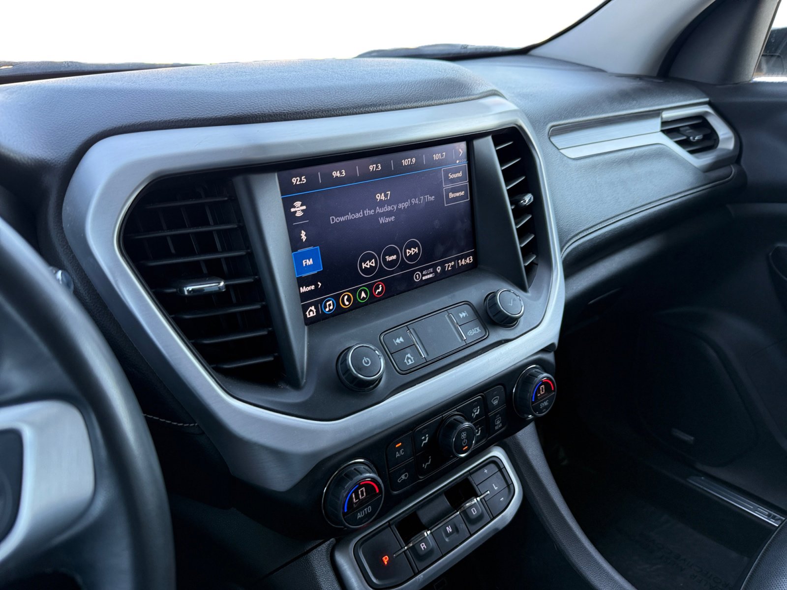 Used 2023 GMC Acadia SLT image 15
