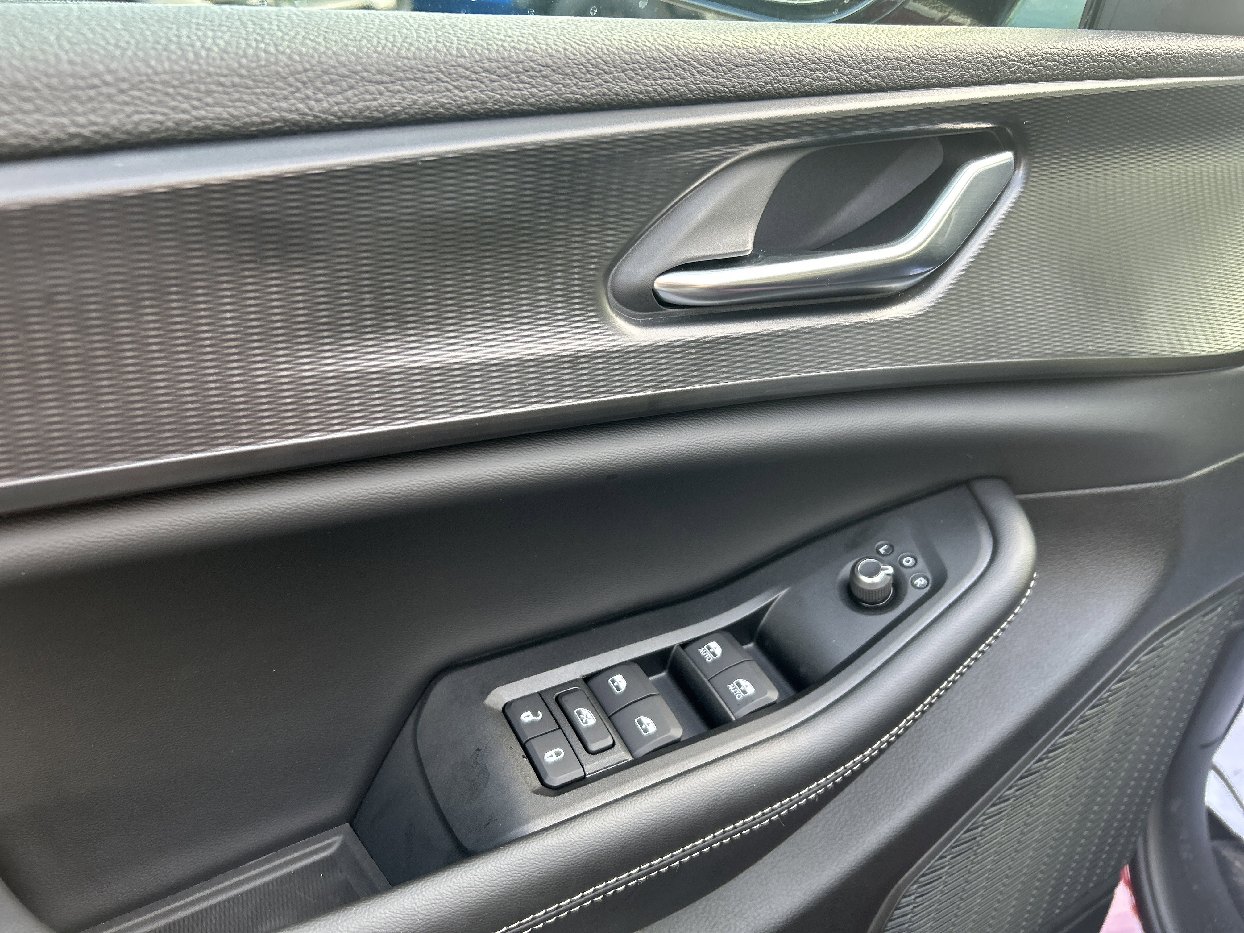 New 2025 Jeep Grand Cherokee Altitude image 12