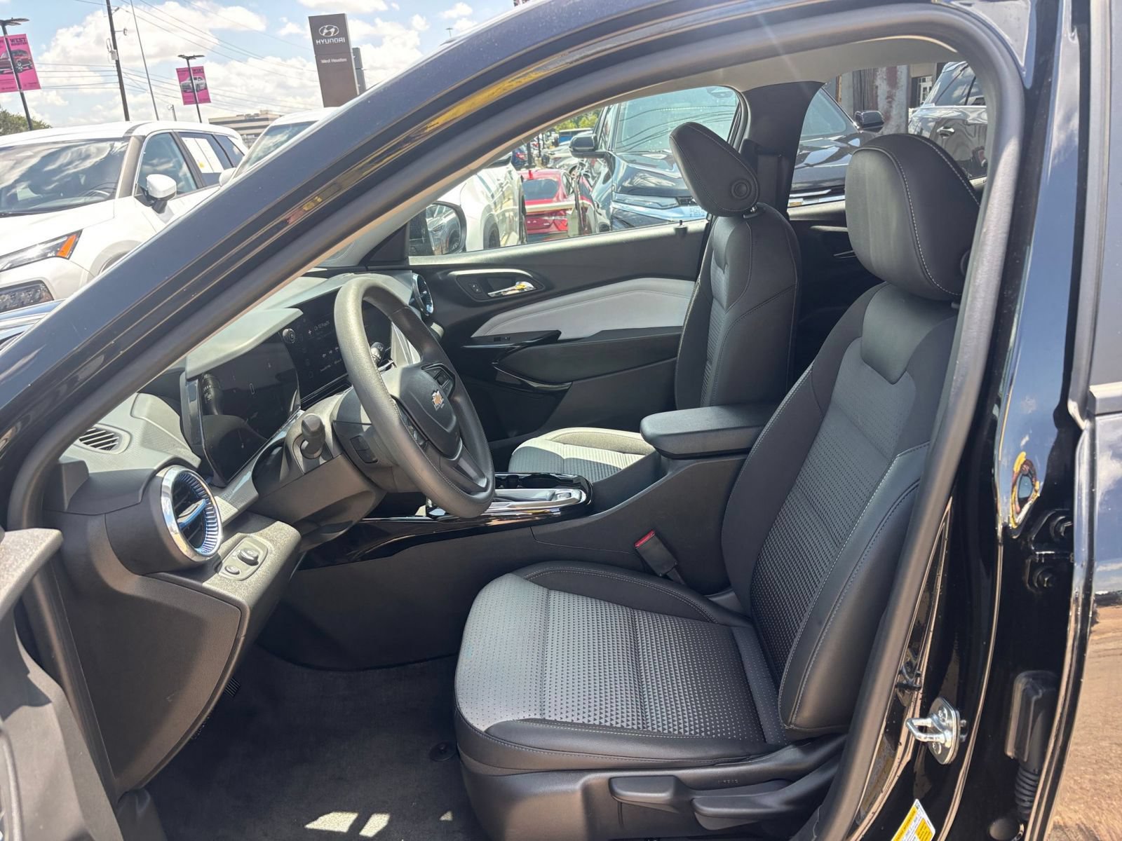 Used 2025 Chevrolet Trax LT FWD image 25