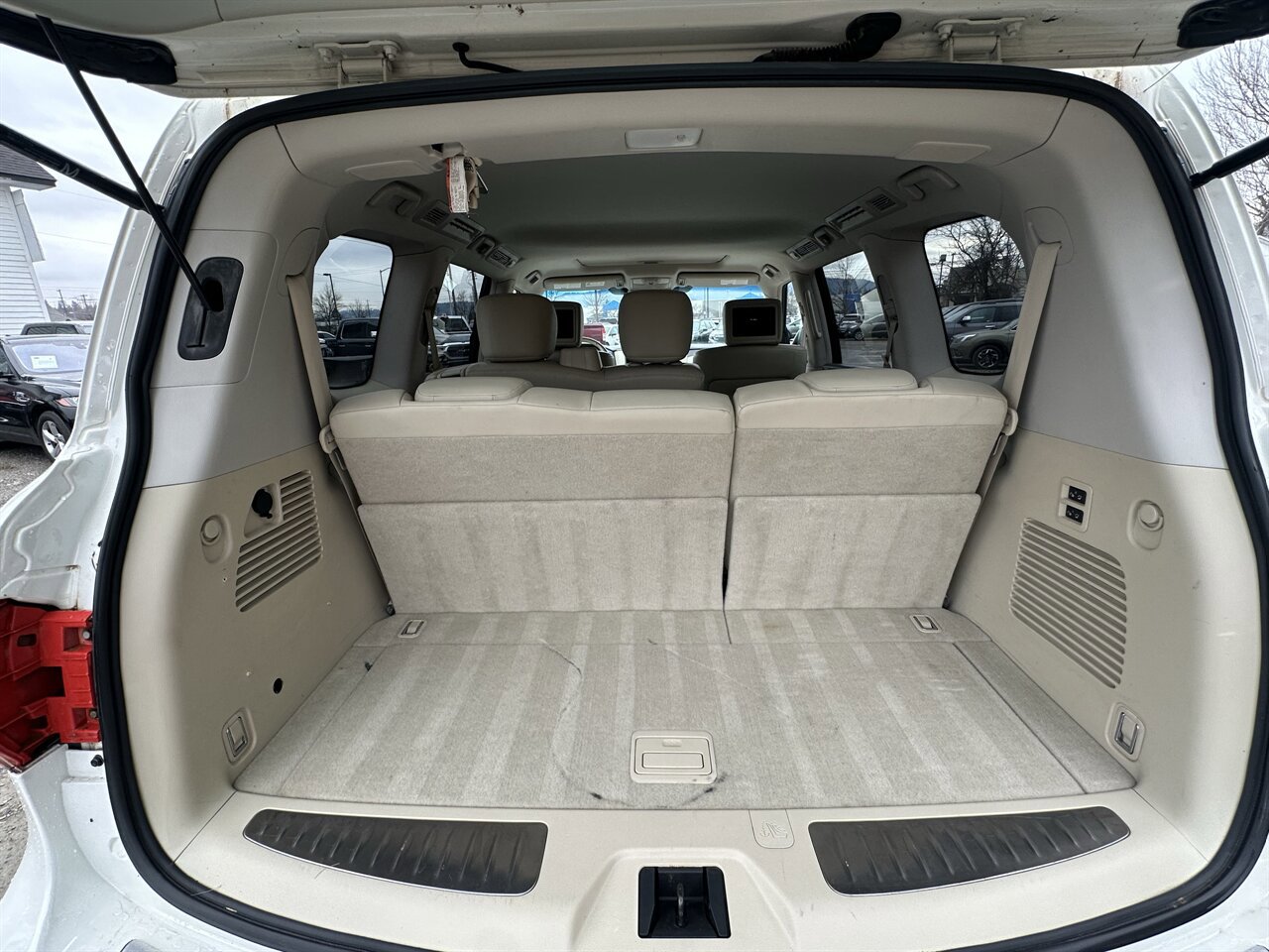 Used 2014 INFINITI QX80 4WD w/ Deluxe Touring Package image 24
