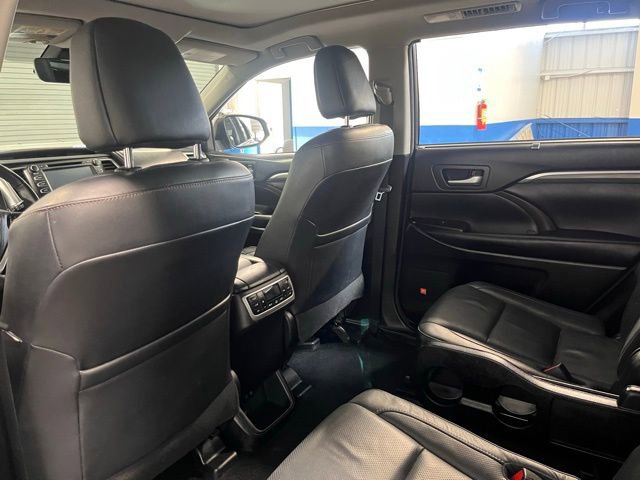 Used 2017 Toyota Highlander Limited Platinum w/ Carpet Mat Package AWD/4WD image 18