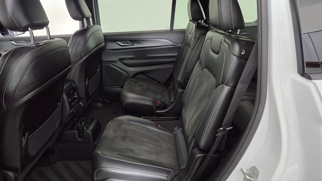 Used 2023 Jeep Grand Cherokee L Laredo image 30